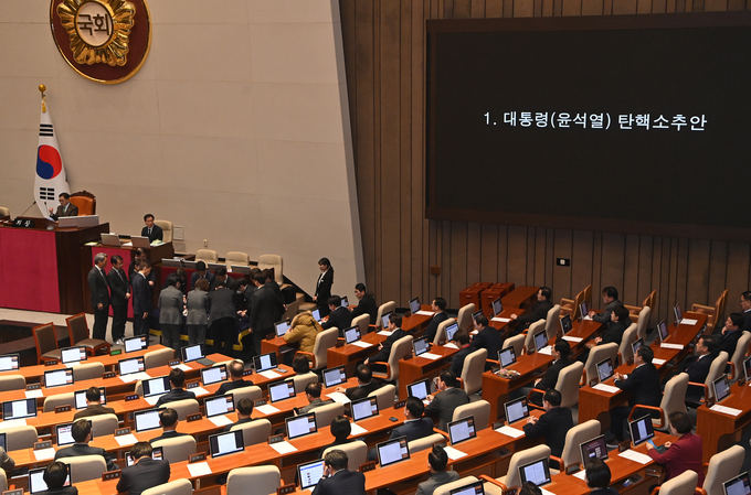 14일 오후 국회 본회의에서 윤석열 대통령 탄핵소추안에 대한 개표가 진행되고 있다 (사진=옥지훈 기자)