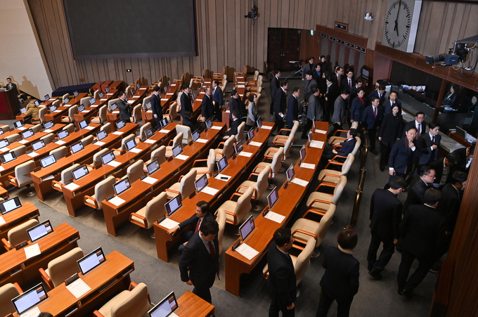 국민의힘 의원들이 14일 국회 본회의장을 떠나고 있다. 이날 오후에 열린 본회의에서는 윤석열 대통령 탄핵소추안이 가결됐다. (사진=옥지훈 기자)