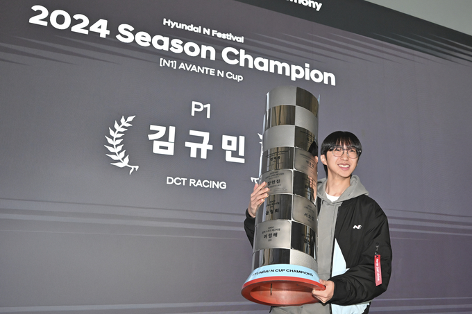 현대 N 페스티벌 2024시즌의 N1 클래스에서 선수 부문 종합 우승을 차지한 김규민 선수가 기념 촬영을 하고 있는 모습. (사진=현대자동차 제공)