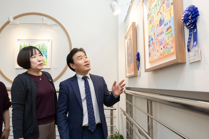 고양특례시 김운남 의장(사진오른쪽)이 13일 전국 장애인 미술공모전을 둘러보고 있다. (사진=고양시의회 제공)