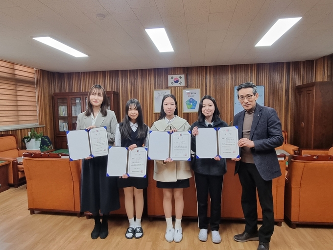 고촌중학교가 지능형과학실ON 공모전에서 최우수상’을 받아 홍승모 교장과 ,지도교사등이 함께 기념사진을 찍고 있다. (사진=김포교육지원청 제공)
