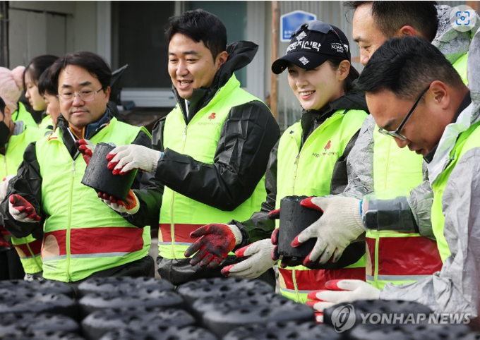13일 오전 경기도 안성시 미양면에서 열린 '경기사회복지공동모금회 사랑의 연탄 나눔'에서 프로골퍼 박현경 선수가 팬카페 회원들과 연탄을 옮기고 있다. (사진=연합뉴스)