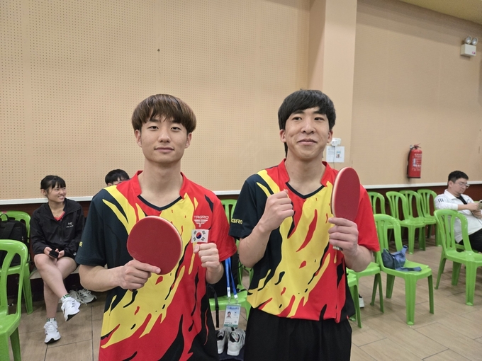 제10회 쿠알라룸푸르 아시아태평양농아인게임에서 동메달 2개를 획득한 오세욱(수원시장애인체육회·왼쪽). 