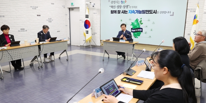 박승원 광명시장은 지난 13일 시청 중회의실에서 박승원 시장 등 20여 명이 참석한 가운데 ‘지역상권 활성화 종합계획’ 수립 연구용역 착수보고회를 개최했다. (사진=광명시 제공)