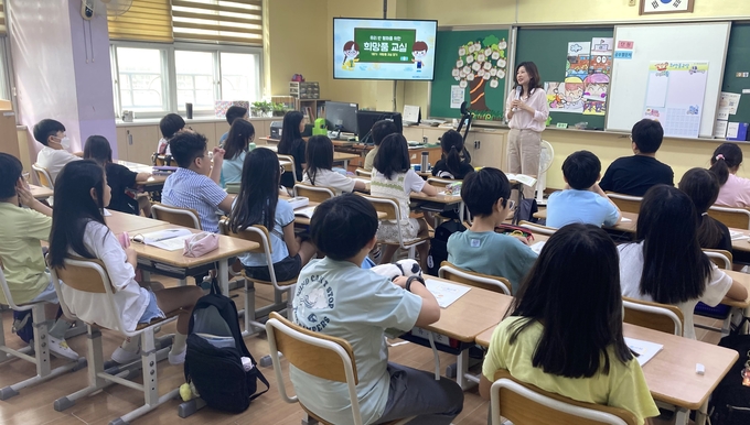 광명시가 초등학교 학교폭력 예방프로그램 ‘희망품교실’을 운영했다. (사진=광명시 제공).