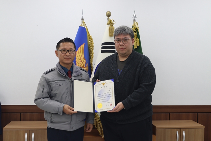 강은석 시흥경찰서장은 음주운전 차량 검거에 기여한 신고자에게 표창장 및 신고포상금을 전달했다. (사진=시흥경찰서 제공)