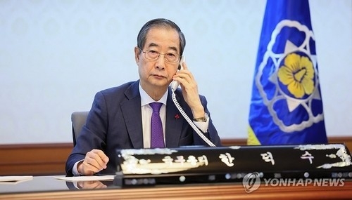 한덕수 대통령 권한대행 겸 국무총리가 15일 오전 서울 종로구 정부서울청사에서 조 바이든 미국 대통령과 통화하고 있다. (사진=총리실 제공)