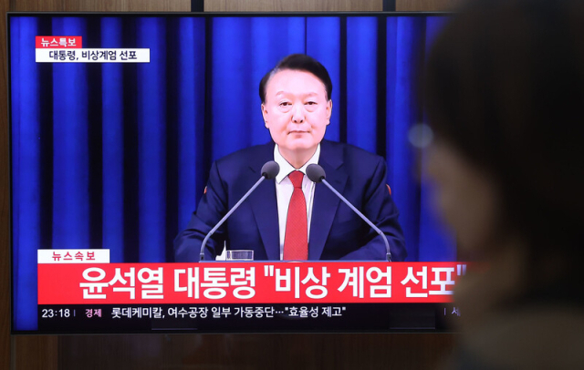  지난 3일 윤석열 대통령이 비상계엄령을 선포하는 장면이 TV로 송출됐다. (사진=연합뉴스 제공)