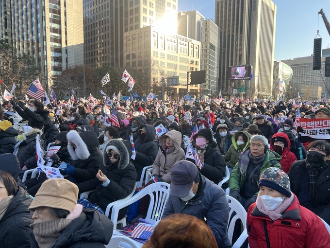 14일 광화문 일대에서 시민들이 대한민국바로세우기 국민운동본부(대국본)가 주최한 '주사파 척결 자유대한민국 수호' 집회에 참여하고 있다. (사진=장진 기자)