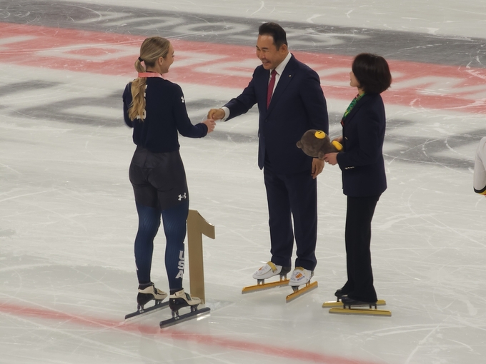 윤홍근 회장이 15일 진행된 쇼트트랙 여자 1500m 결승전 우승자에게 메달을 수여하고 있다. (사진=이효정 기자)
