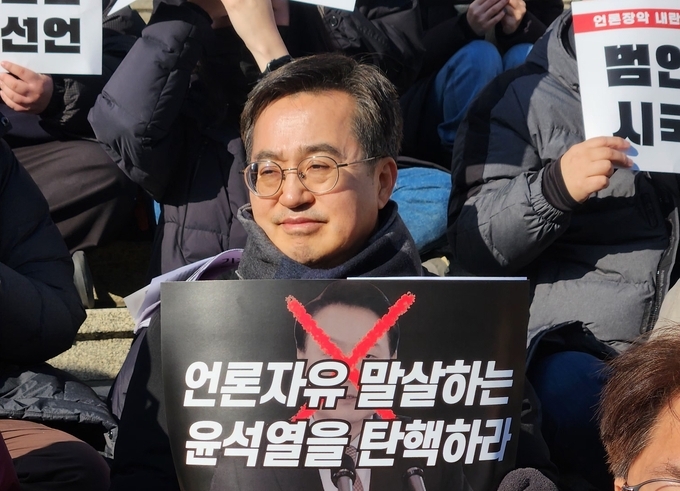 김동연 경기도지사가 지난 14일 KBS 본관 앞에서 열린 언론인 시국선언에 동참하고 있다. (사진=임혜림 기자)