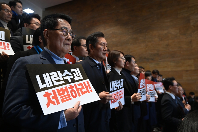 지난 6일 더불어민주당 국회의원들이 국회 로텐더홀에서 윤석열 대통령의 탄핵 촉구 규탄대회를 실시하고 있다. (사진=옥지훈 기자)