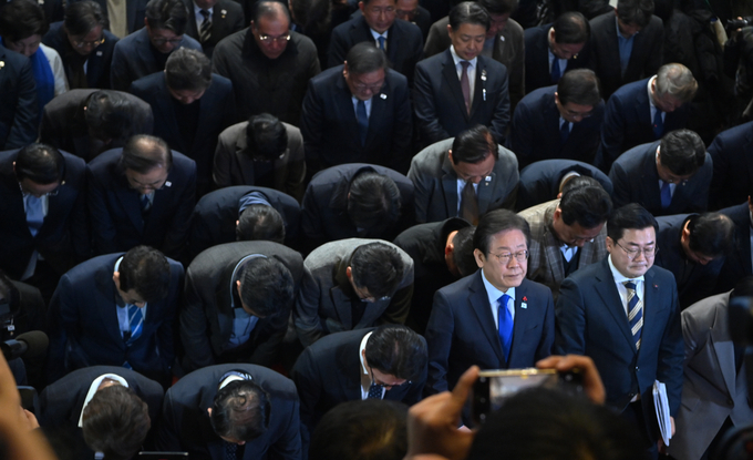 지난 14일 오후 서울 여의도 국회에서 열린 윤석열 대통령 탄핵소추안 표결에서 탄핵안이 가결된 가운데 이재명 더불어민주당 대표 등 의원들이 고개 숙여 감사 인사를 하고 있다. (사진=옥지훈 기자)
