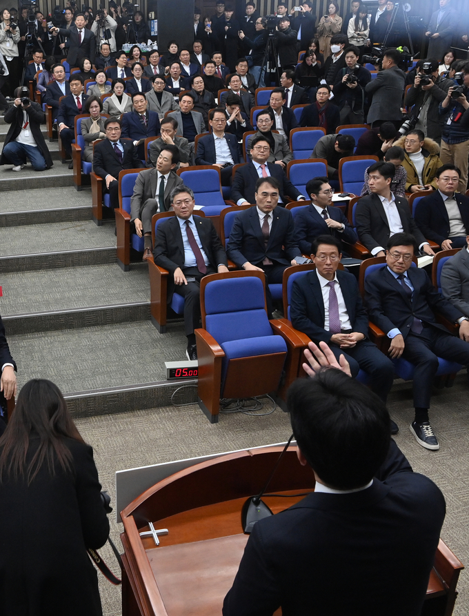 한동훈 국민의힘 대표가 지난 12일 국회에서 열린 의원총회에서 윤석열 대통령의 탄핵 찬성 당론을 주장하자 친윤계 의원들로부터 항의가 쏟아졌다. (사진=옥지훈 기자)