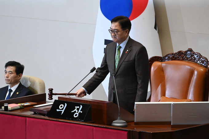 지난 14일 오후 우원식 국회의장이 국회 본회의에서 윤석열 대통령의 탄핵소추안이 가결됐음을 선포하며 의사봉을 두드리고 있다. (사진=옥지훈 기자)