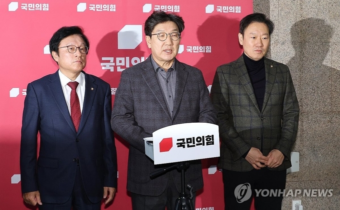 권성동 국민의힘 원내대표가 15일 오후 국회에서 백브리핑을 통해 입장을 밝히고 있다. (사진=연합뉴스)