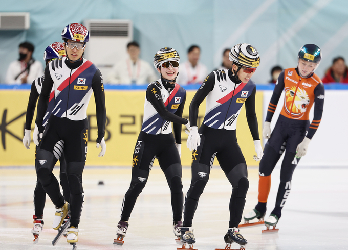 15일 서울 목동아이스링크에서 열린 2024~2025 국제빙상경기연맹(ISU) 쇼트트랙 월드투어 4차 대회 혼성계주 결승에서 우승한 한국 대표팀. (사진=연합뉴스)