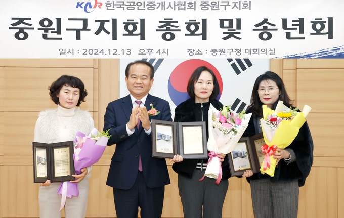 성남시의회 이덕수 의장이 한국공인중개사협회 중원구지회 총회에 참석, 회원들을 격려했다. (사진=성남시의회 제공)