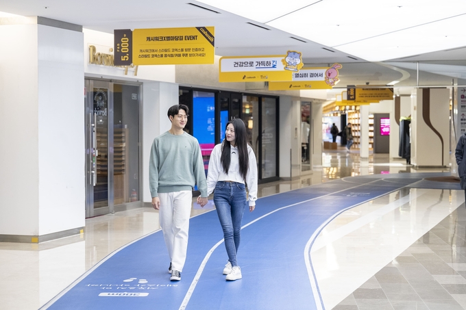 스타필드 코엑스몰 별마당길에서 모델들이 '스타필드 스탬프 챌린지' 이벤트에 참여하고 있다. (사진=스타필드 제공)