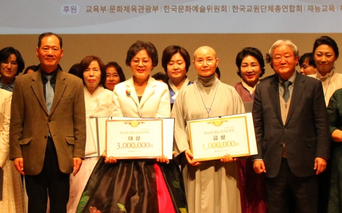 제34회 '재능시낭송대회' 성인부 본선 대회 참가자들이 단체 기념 촬영을 하고 있다. (사진=재능교육 제공)