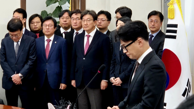한동훈 국민의힘 대표가 16일 국회에서 기자회견을 열고 당대표직을 사퇴하겠다고 밝히고 있다. (사진=김한별 기자)
