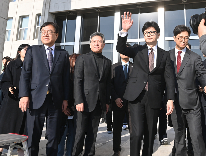 한동훈 국민의힘 대표가 16일 국회에서 기자회견을 열고 당대표직을 사퇴하겠다고 밝힌 뒤 국회를 떠나며 지지자들에게 손을 들어 인사하고 있다. (사진=옥지훈 기자)
