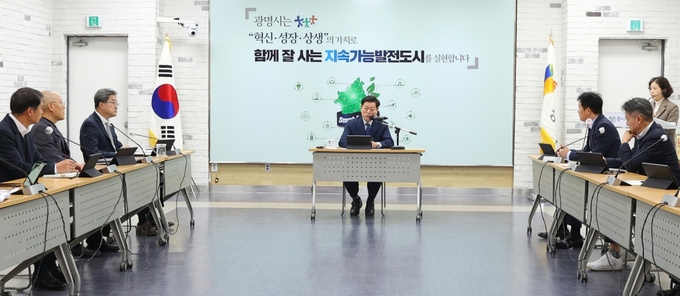 박승원 광명시장이 탄핵 시국으로 얼어붙은 민생경제를 살리기 위해 총력 대응하겠다는 뜻을 밝혔다. (사진=광명시 제공)