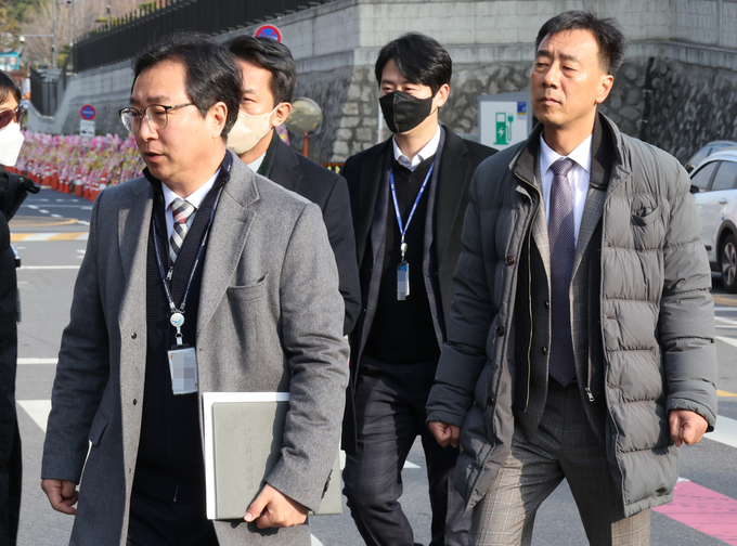 16일 비상계엄 공조수사본부 관계자들이 용산 대통령실 민원실에 도착하고 있다. (사진=연합뉴스)