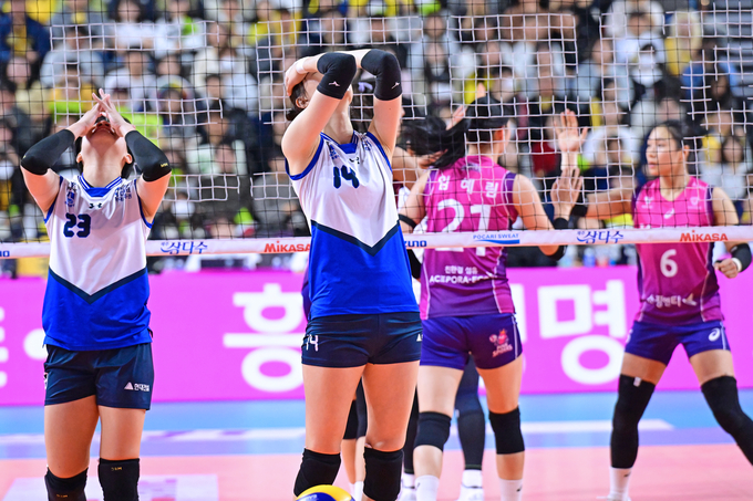 지난달 24일 인천 삼산월드체육관에서 열린 프로배구 도드람 2024-2025 V리그 여자부 인천 흥국생명과의 방문 경기에서 현대건설 선수들이 좌절하고 있다. (사진=KOVO 제공)
