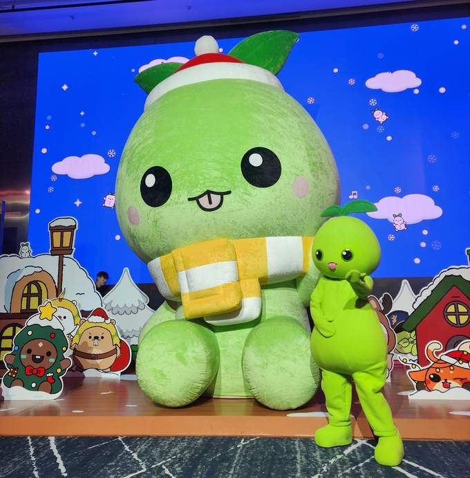 대형 모코코 설치물 앞에서 모코코 인형과 기념사진을 촬영할 수 있다. (사진=이효정 기자)