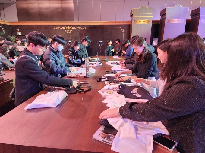 관람객 스스로 티셔츠(굿즈)를 제작하고 있는 방문객. (사진=이효정 기자)
