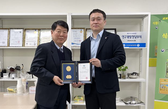 유닛시스템 박홍균(왼쪽) 대표와 경복대학교 허서윤 창업보육센터장이 경기도지사 표창을 들어보이고 있다. (사진=경복대 제공)