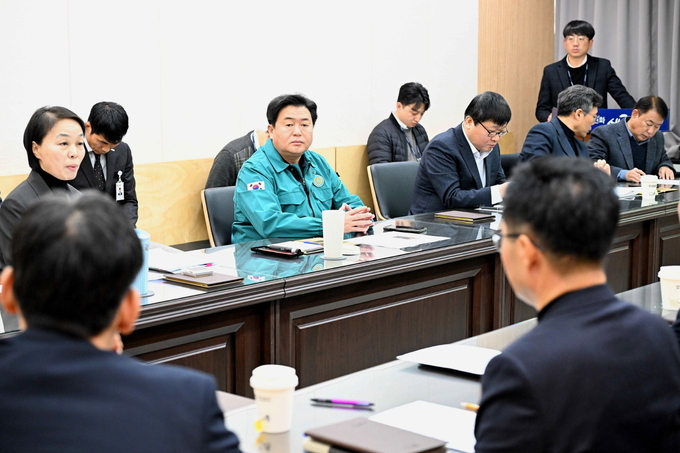 임병택 시흥시장은 지난 16일 오전 시청 다슬방에서 시흥시정부 차원의 ‘민생안정 긴급 대책회의’를 개최해 정국 혼란 속에서도 흔들림 없는 시정을 이어가겠다고 말했다. (사진=시흥시 제공)