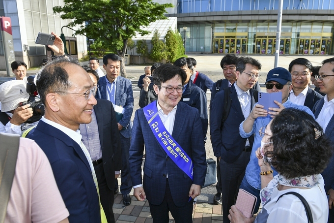 김포골드라인 혼잡율을 해소키 위해 도입한 70번 급행 버스 노선 개설에 김병수 시장이 시민들과 대화를 나누고 있다. (사진=김포시청 제공)