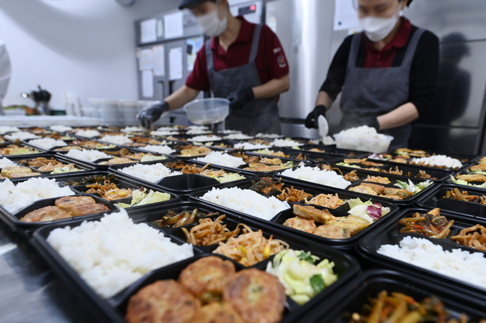 수원새빛돌봄 서비스 중 시민의 제안으로 시작된 식사배달서비스로 배달되는 도시락을 만들고 있다. (사진=수원시 제공)