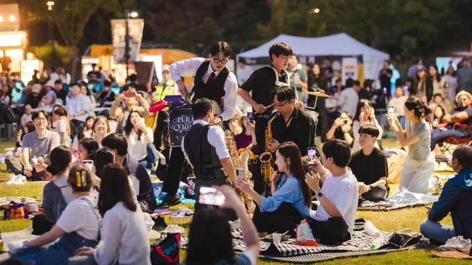 지난 9월 광교호수공원 재미난밭에서 열린 재즈페스티벌에서 아티스트와 시민들이 한데 어우러져 공연을 즐기고 있다. (사진=수원시 제공)