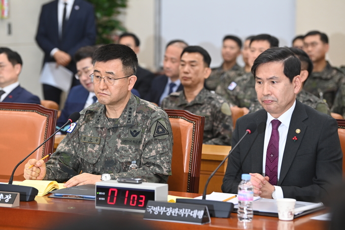 지난 10일 국회 국방위원회 전체회의에서 박안수(왼쪽) 육군참모총장이 질의응답을 하고 있다. (사진=옥지훈 기자)