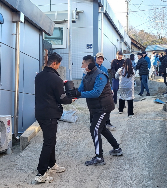 시흥시 신현동에서는 지난 14일 (사)위드인사람과함께와 ㈜HR그룹이 함께하는 사랑의 연탄 나눔 봉사가 진행됐다. (사진=시흥시 제공)