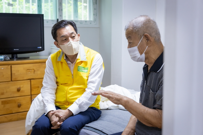 지난 8월 이재준 수원시장이 수원새빛돌봄 돌봄 1주년을 맞아 지원 대상 가구를 방문해 대화를 나누고 있다. (사진=수원시 제공)