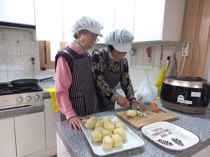 성남시 어르신 소일거리에 종사하는 어르신이 급식을 준비하고 있다. (사진=성남시 제공)
