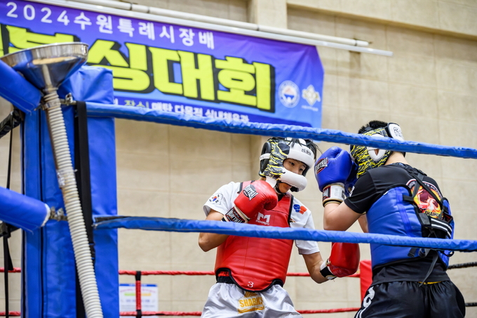 지난 14일 매탄 다목적 실내체육관에서 열린 2024 수원특례시장배 킥복싱대회에서 선수들이 경기를 하고 있다. (사진=수원시 제공)
