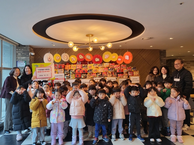 연말연시를 맞아 불우이웃돕기에 참여한 어린이들이 고사리 손으로 사랑을 표시하며 포즈를 취하고 있다. (사진=모아엘가 제공) 