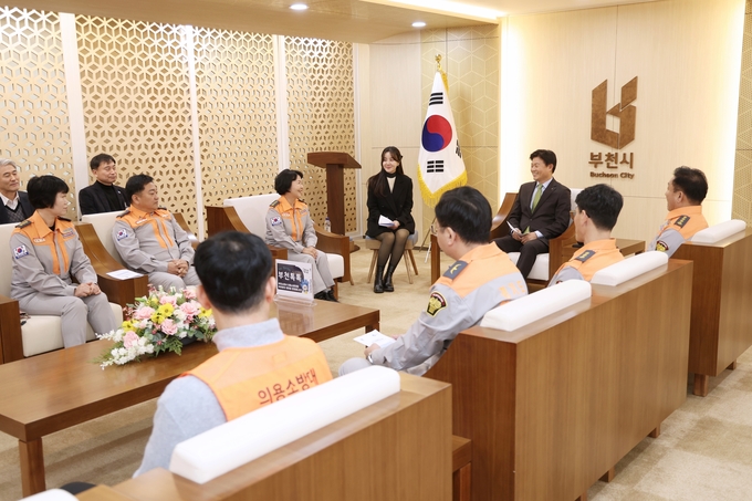 부천소방서 의용소방대원이 조용익 부천시장에게 의용소방대 사업들을 소개하고 있다. (사진=부천시 제공)