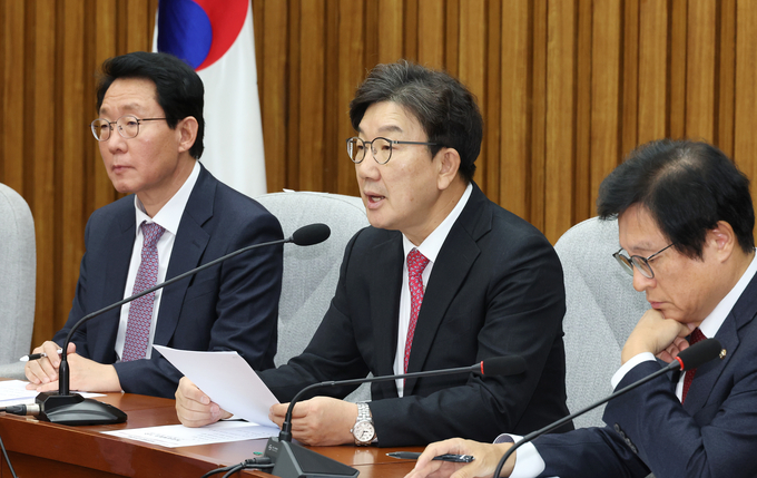 권성동 국민의힘 당대표 권한대행 겸 원내대표(가운데)가 17일 오전 국회에서 열린 원내대책회의에서 발언하고 있다. (사진=연합뉴스)