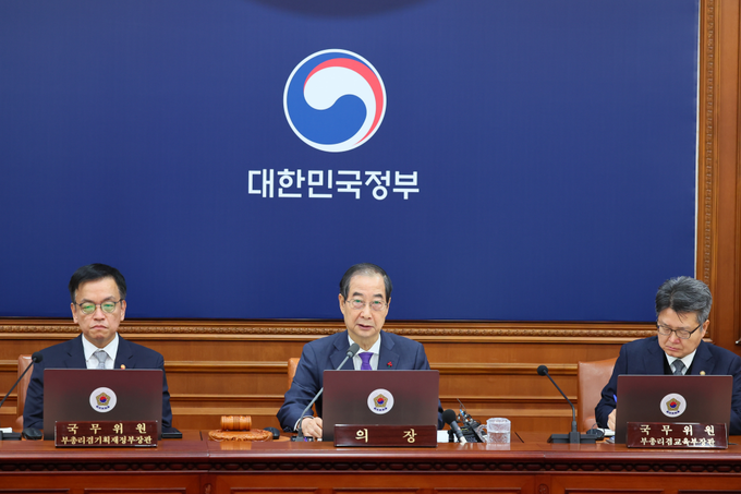 한덕수 대통령 권한대행이 17일 세종대로 정부서울청사에서 국무회의를 주재하고 있다. (사진=총리실 제공)