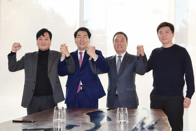 17일 서울 마포구 마포나루호텔에서 (오른쪽부터) 유승민 전 대한탁구협회장, 강신욱 단국대 명예교수, 안상수 전 인천시장, 박창범 전 대한우슈협회장이 대한체육회장 후보 단일화를 위한 긴급 회동을 하기에 앞서 기념촬영하고 있다. (사진=연합뉴스)