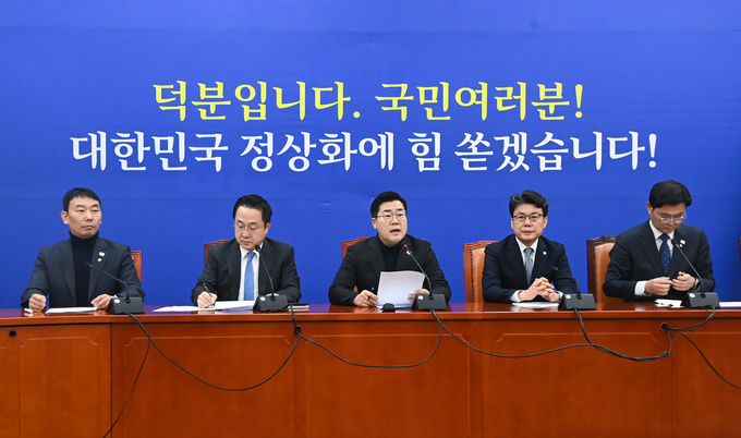박찬대 더불어민주당 원내대표(가운데)가 17일 오전 국회에서 열린 원내대책회의에서 발언하고 있다. (사진=옥지훈 기자)