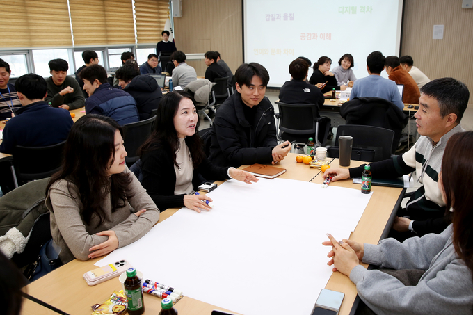 17일 더함파크에서 열린 수원도시공사 '한판 수다, 세대 톡톡' 브레인스토밍에 임직원들이 참여하고 있다. (사진=수원도시공사 제공)