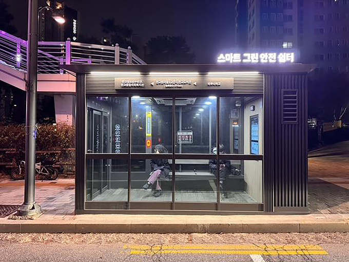 판교원마을 1,2단지 버스정류장에 설치된 스마트그린안전쉼터 모습. (사진=성남시 제공)