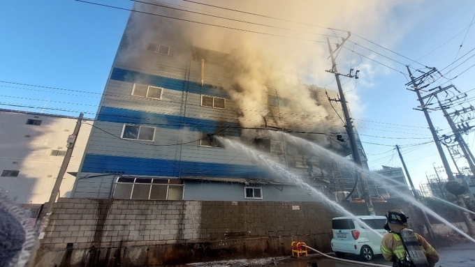  18일 안산시 단원구의 한 화학물질 제조 공장에서 화재가 발생해 소방당국이 진화 중인 모습. (사진=경기도소방재난본부 제공)